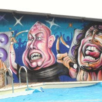 Fresqur graffiti piscine, caricatures Rock français, mur parpaing piscine, Meuse, Krem 2015.