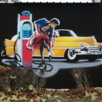 Graffiti garage pin up et cadillac 62, déco pub extérieur garage Peudon bar le duc krem 2012.