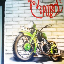 moto vintage, fresque murale dans un garage, région pont a mousson, Krem 2020.